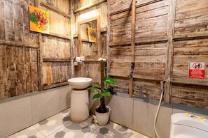 Quarto, 1 quarto, para fumantes, vista para a piscina | Banheiro