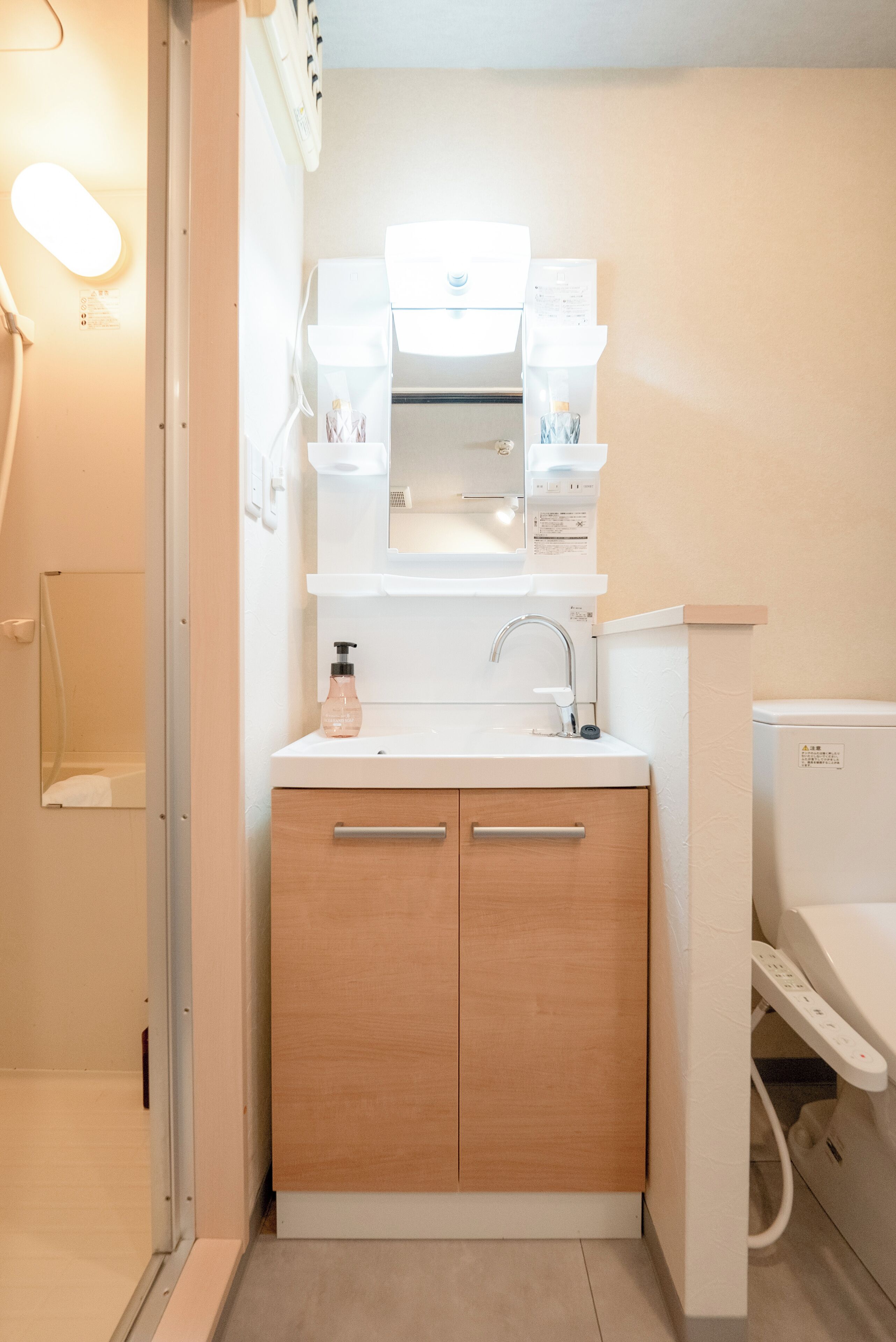 Separate tub and shower, rainfall showerhead, hair dryer, towels