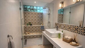 A modern bathroom with a glass-enclosed shower, a white sink, and a large mirror. - Gió Homestay Villa (Xuan Huong - Da Lat)