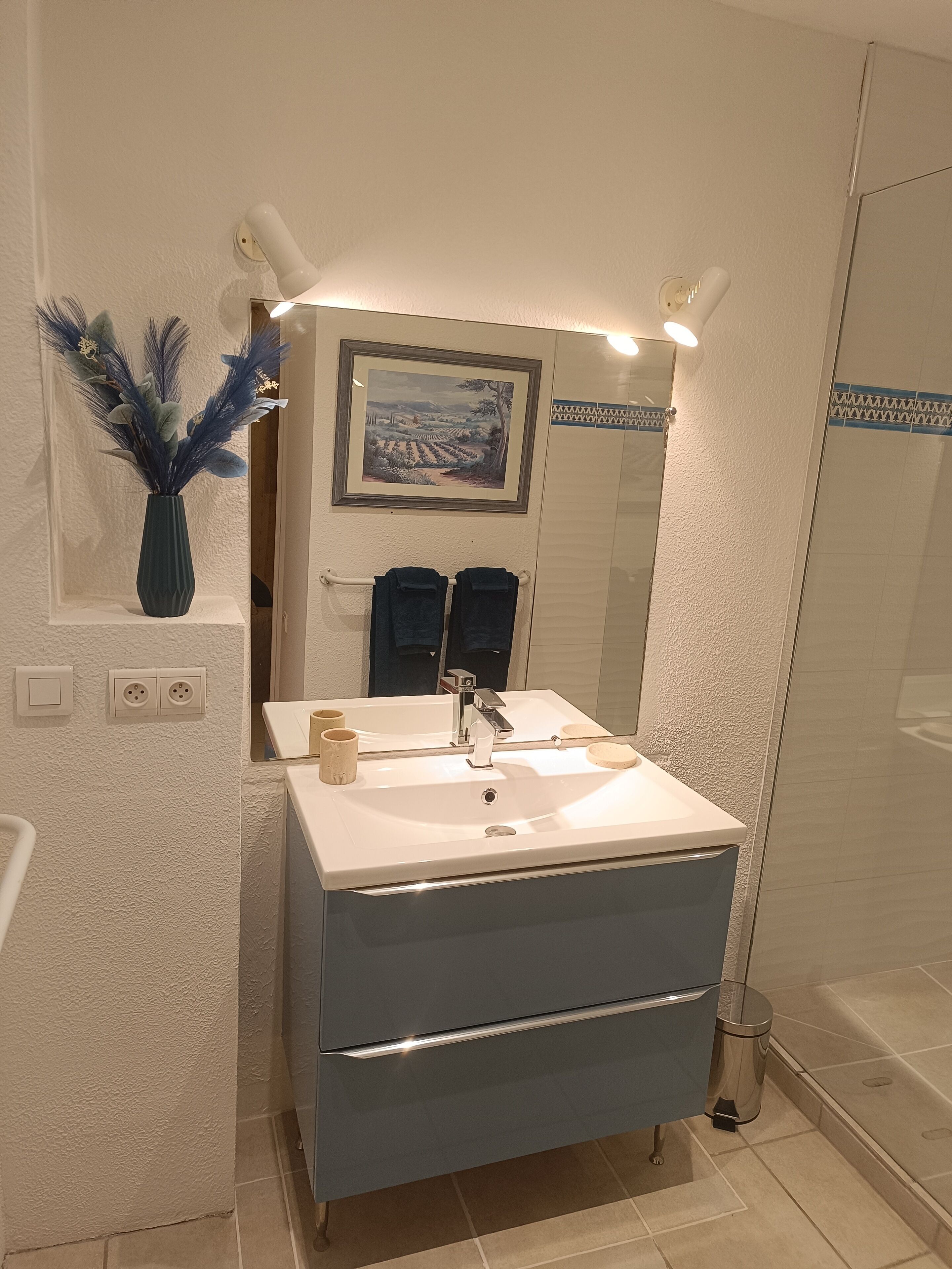 Douche, sèche-cheveux, serviettes fournies, savon