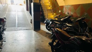 Un estacionamiento con motocicletas dispuestas en filas.