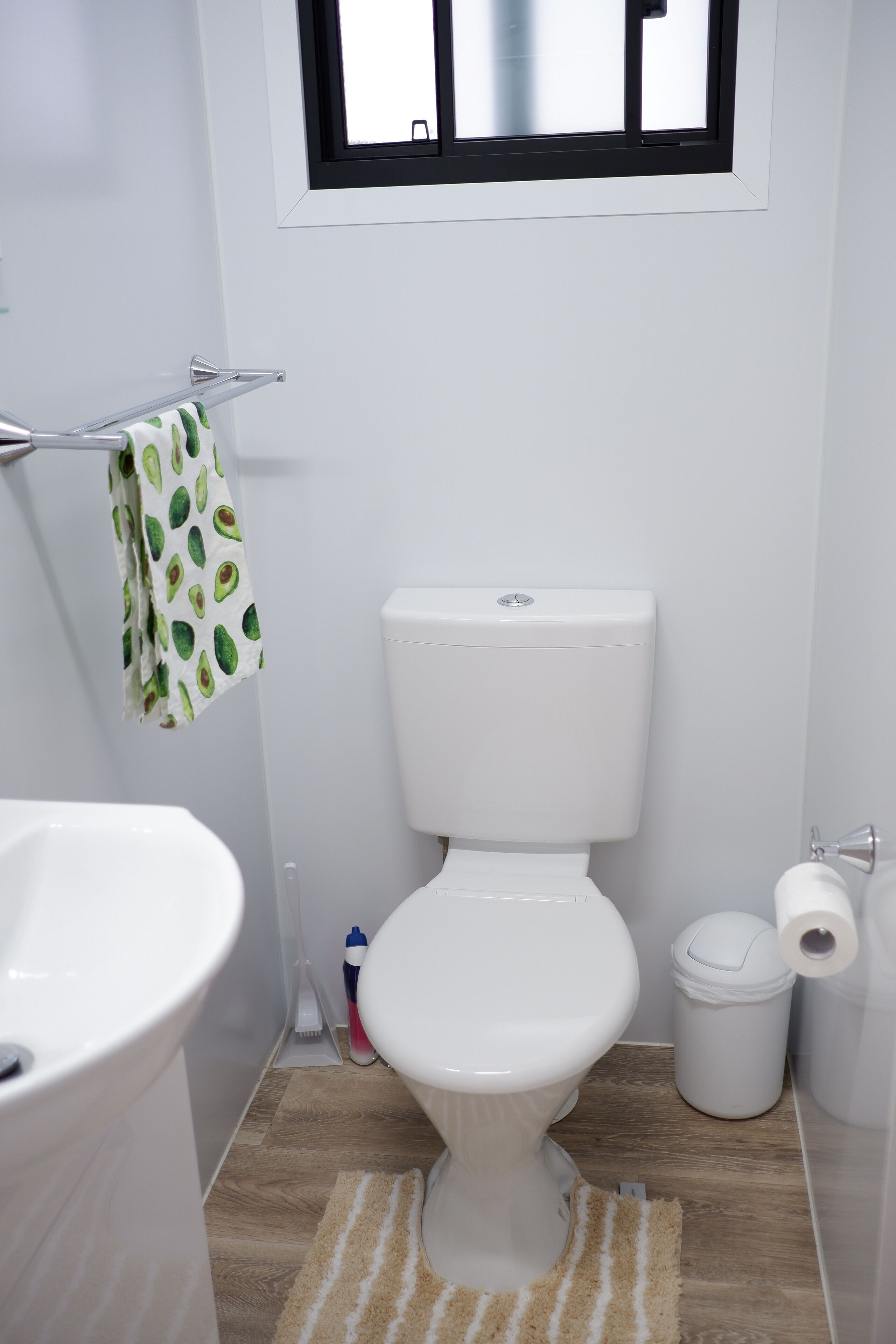 Secadora de cabello, toallas, jabón, papel de baño 
