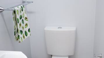Secadora de cabello, toallas, jabón, papel de baño