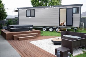 Terrace/patio - Luxury Couple Retreat| Spa& Fireside Tinyhome (South Nowra)