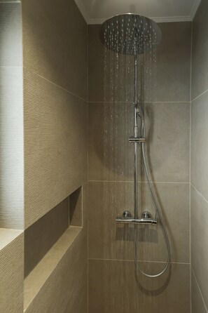 Dusche, Haartrockner, Handtücher, Seife