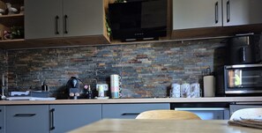 Private kitchen - Modern and inviting space designed to make your stay comfortable and relaxing. (Zell am See)