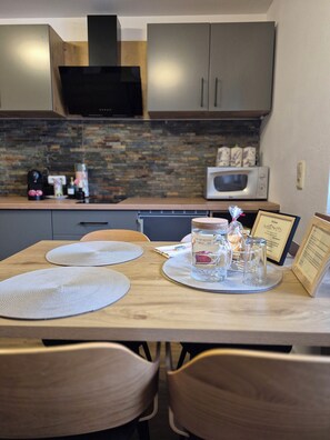 Private kitchen - Modern and inviting space designed to make your stay comfortable and relaxing. (Zell am See)