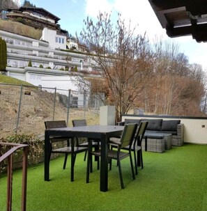 Outdoor dining - Modern and inviting space designed to make your stay comfortable and relaxing. (Zell am See)