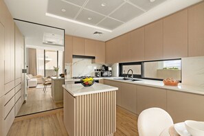 Kühlschrank, Mikrowelle, Ofen, Geschirrspüler