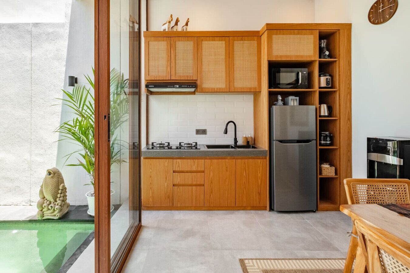 Frigorífico, microondas, placa de cocina y tostadora