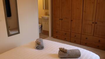 3 slaapkamers, een strijkplank/strijkijzer, wifi, beddengoed