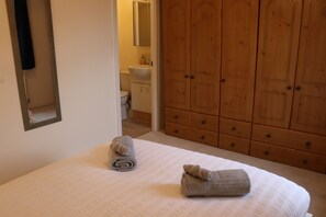 3 bedrooms, iron/ironing board, WiFi, bed sheets - 3 Bed Home - Exeter<br>(New photos coming soon!) (Exeter)