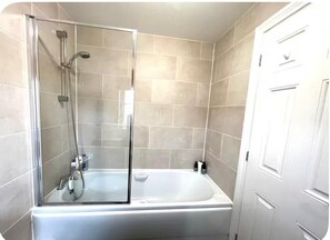 Douche, sèche-cheveux, serviettes fournies, papier toilette