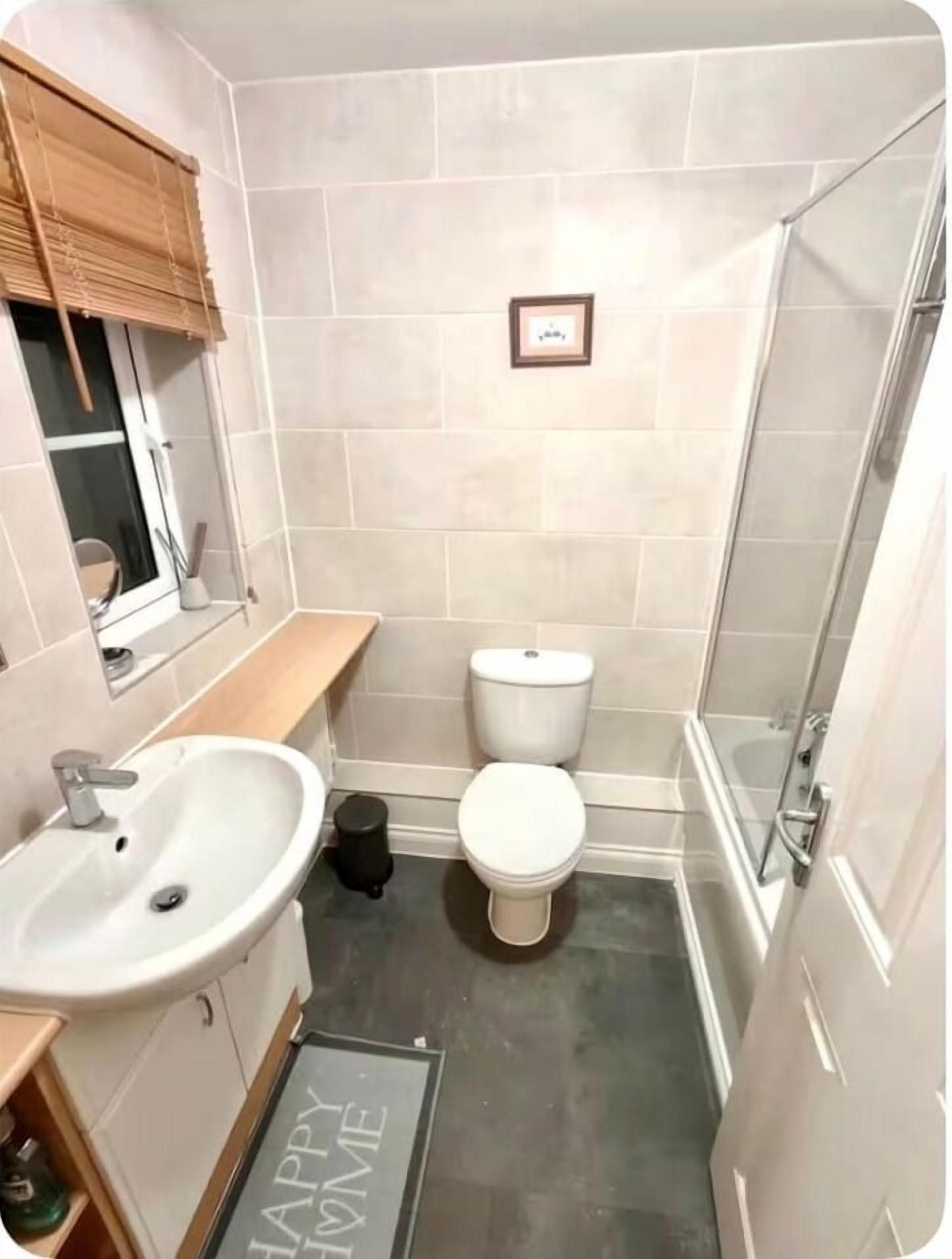 Douche, sèche-cheveux, serviettes fournies, papier toilette