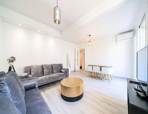 Living area - Apartment in Cannes Near Croisette Beach (Cannes)
