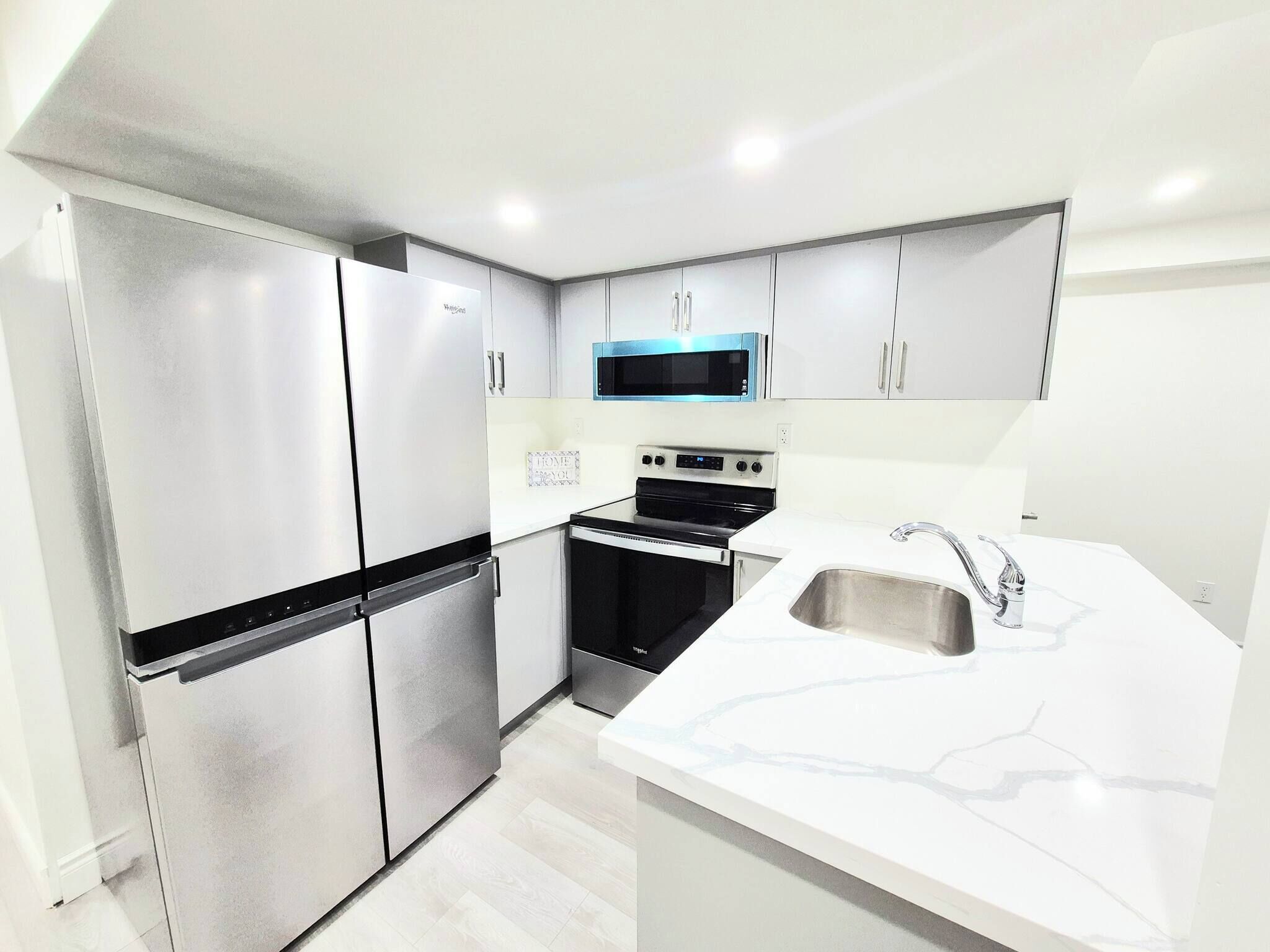 Kjøleskap, mikrobølgeovn, kaffetrakter/tekoker og brødrister