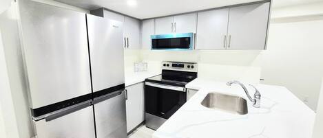 Kjøleskap, mikrobølgeovn, kaffetrakter/tekoker og brødrister