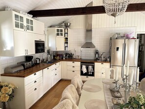 Fridge, microwave, oven, dishwasher - Large house with pool and close to the sea (Åkersberga)