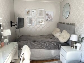 4 bedrooms, iron/ironing board, internet, bed sheets - Large house with pool and close to the sea (Åkersberga)