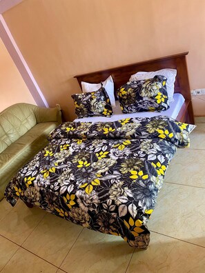 Chambre simple Deluxe, balcon | Fer et planche à repasser, accès au Wi-Fi (inclus)