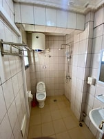 Quarto solteiro luxo, sacada | Banheiro