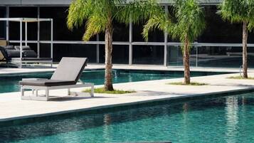 Una piscina techada, una piscina al aire libre de temporada