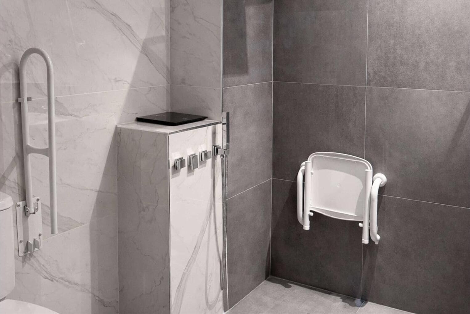 Ein modernes Badezimmer mit Dusche, Toilette und Handtuchhalter.
