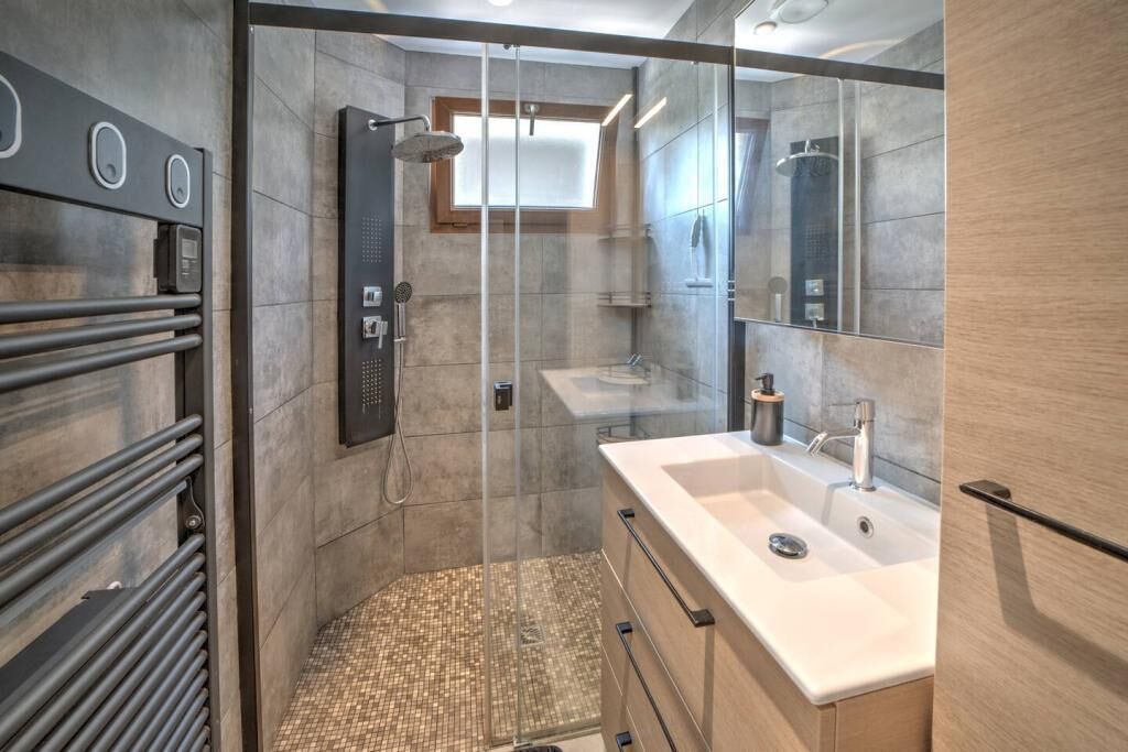 Douche, sèche-cheveux, serviettes fournies