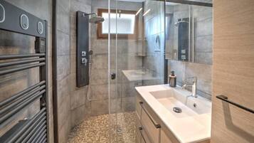 Douche, sĂšche-cheveux, serviettes fournies