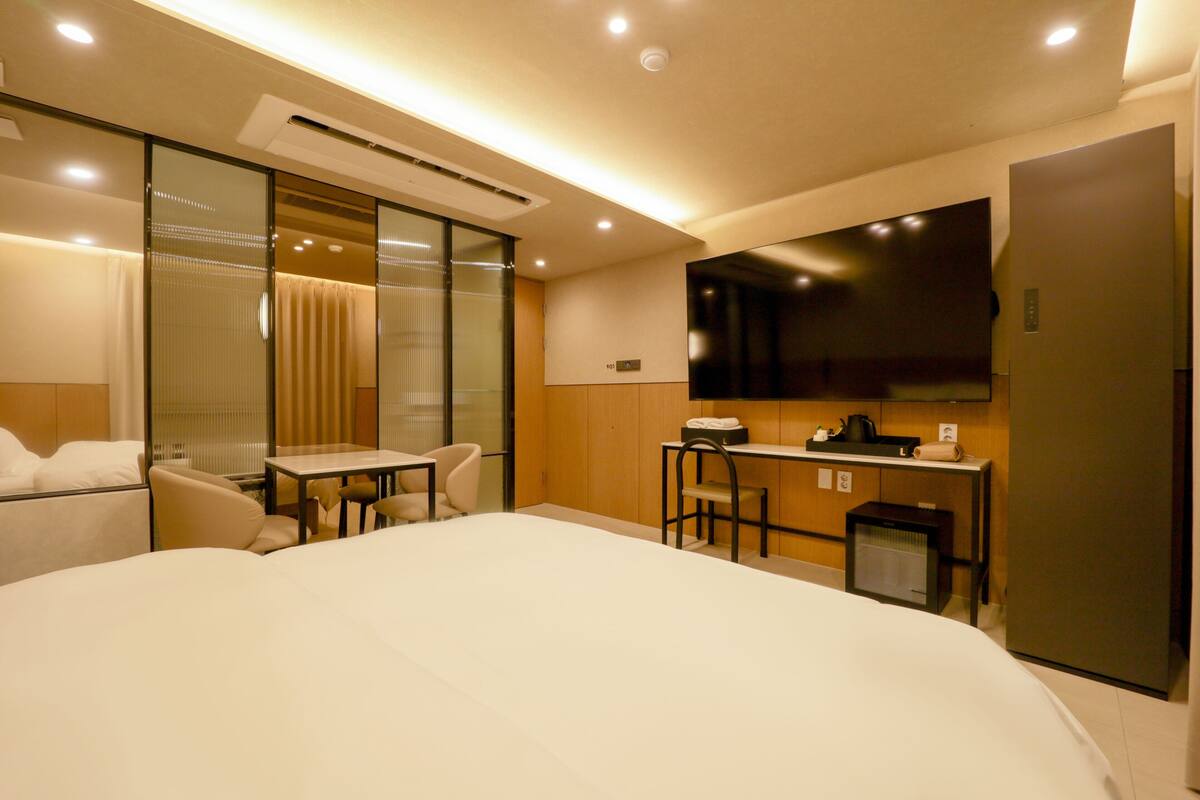 Deluxe King | 高級寢具、羽絨被、書桌、筆電工作空間
