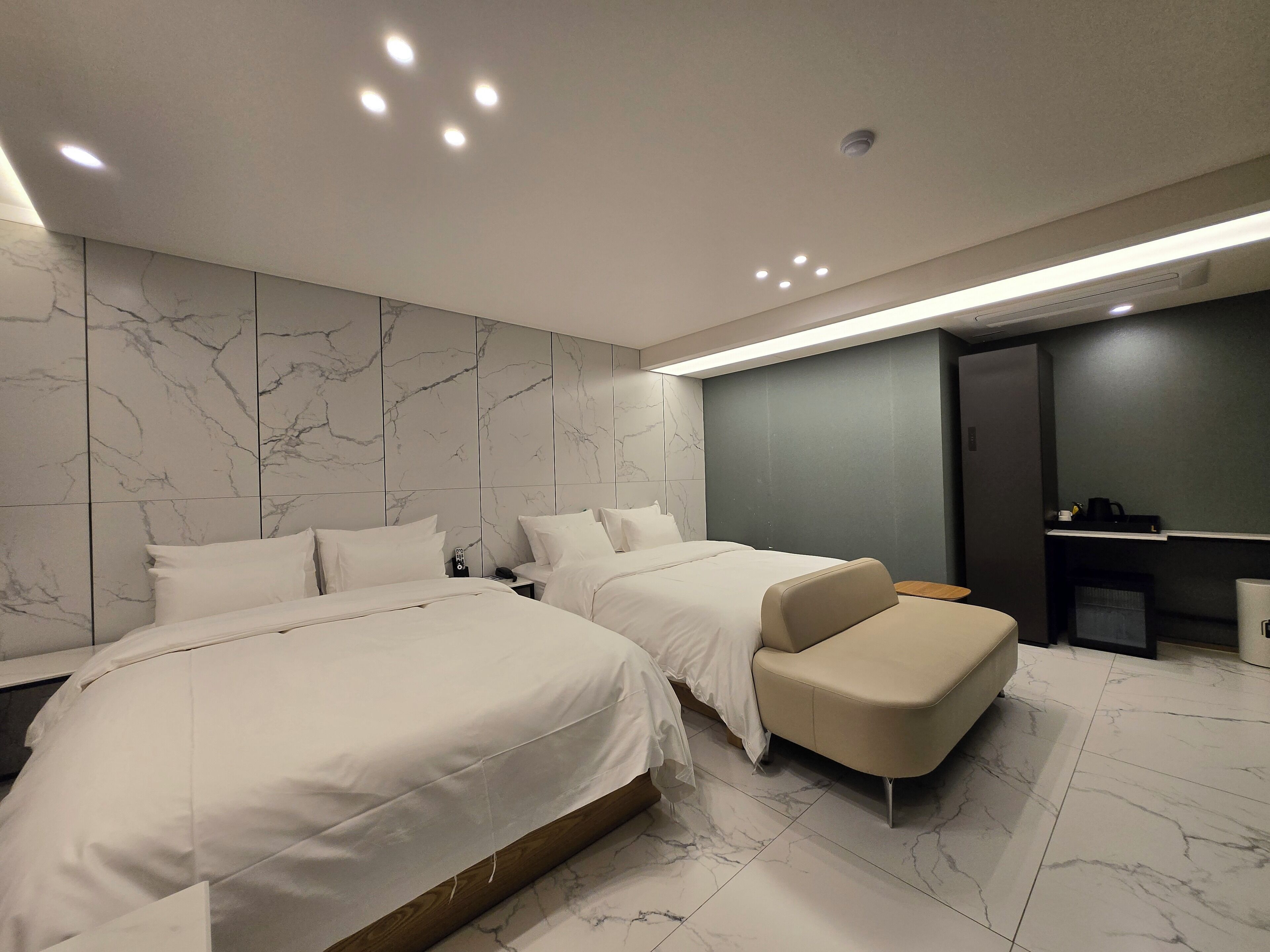 Family Twin Room | Desk, free WiFi