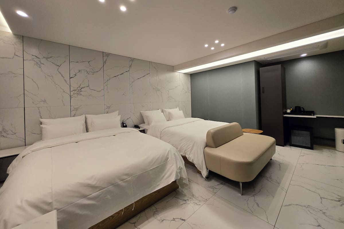 Family Twin Room | Desk, free WiFi