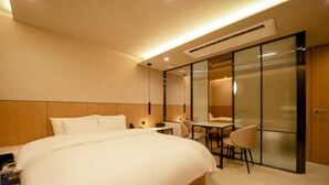 Une chambre d’hôtel équipée d’un lit, d’un bureau, d’une chaise et d’une porte coulissante.