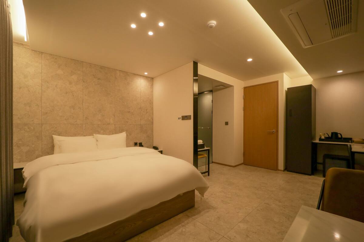 Suite King | 高級寢具、羽絨被、書桌、筆電工作空間