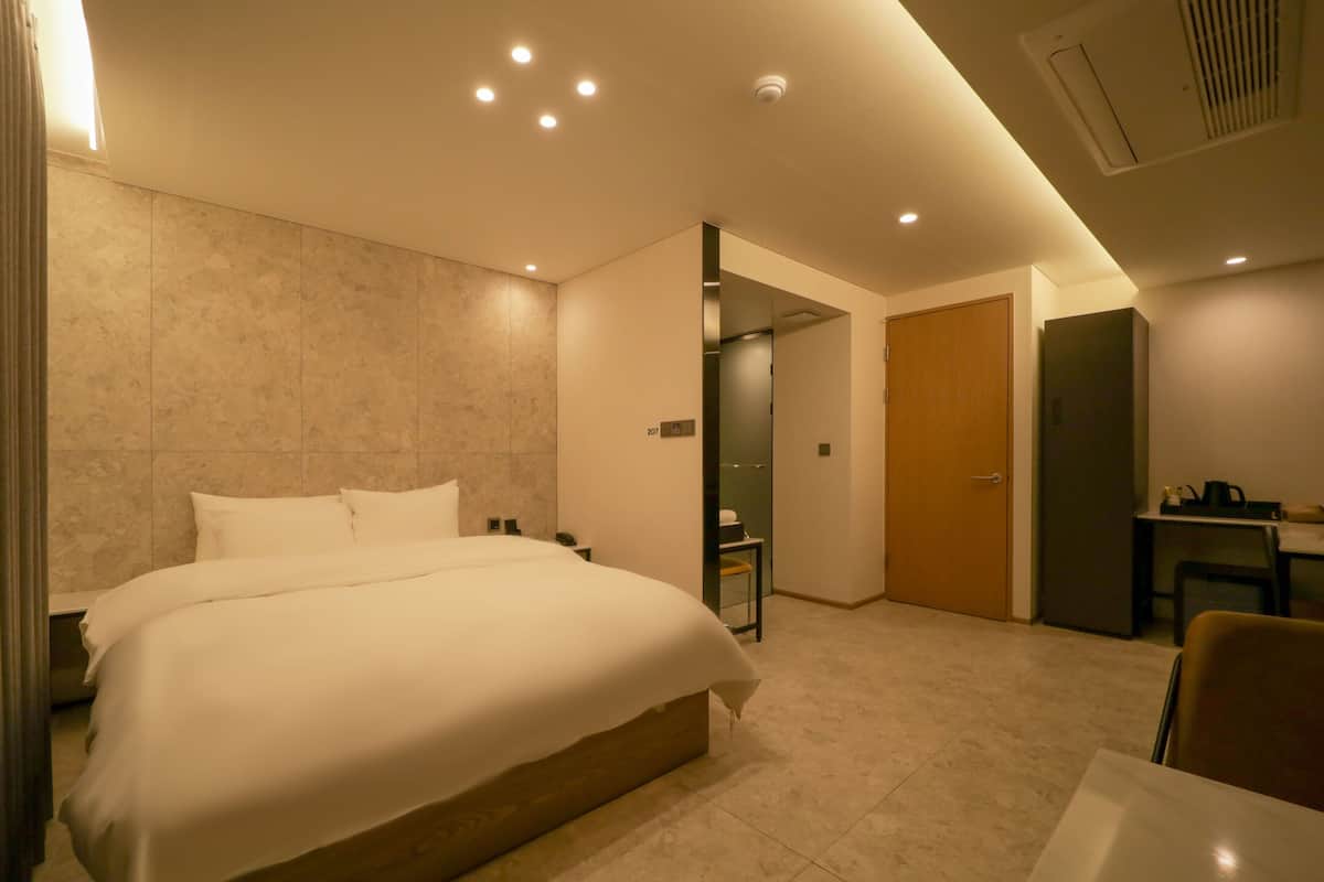 Suite, 1 King Bed, Non Smoking | Desk, free WiFi