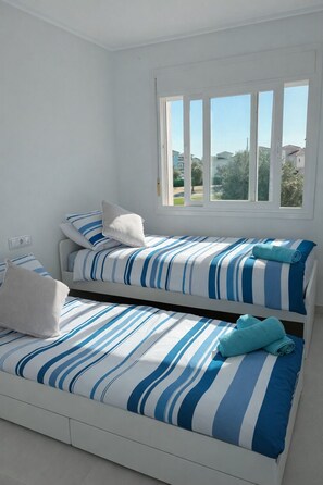 Iron/ironing board, WiFi, bed sheets