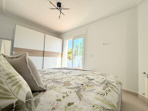Iron/ironing board, WiFi, bed sheets