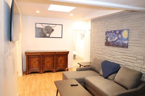 Living area - Gorg 2BR/1BA in Pavonia (Jersey City)