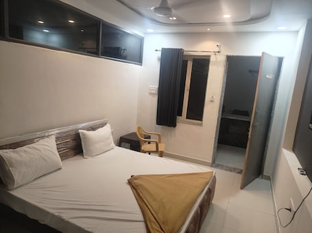 Deluxe Double Room. Hotel Maruti Inn