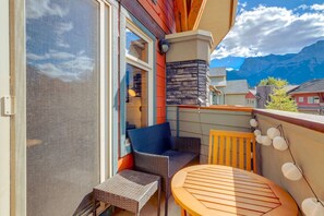 Outdoor dining - Cozy Haven w/ Stunning Mountain View in Canmore! (Canmore)