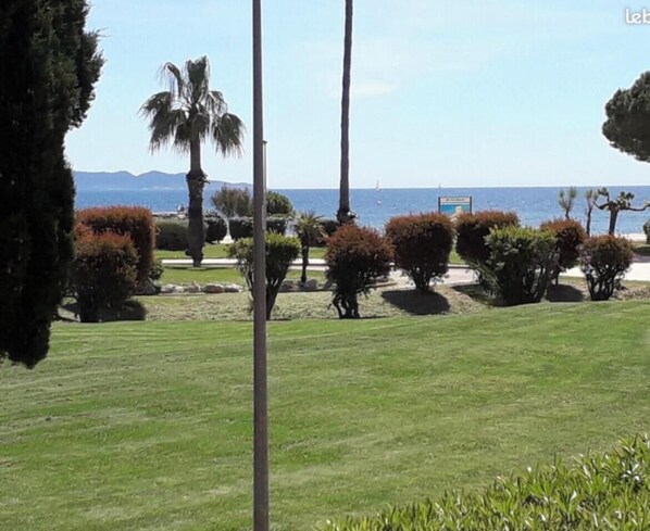 Property grounds - Very nice T2 sea view direct access to the beach 35 meters! (La Londe-les-Maures)