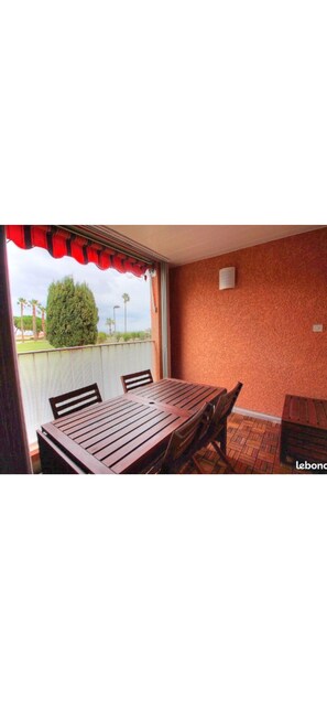 Outdoor dining - Very nice T2 sea view direct access to the beach 35 meters! (La Londe-les-Maures)