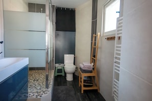 Dusche, Haartrockner, Handtücher, Seife