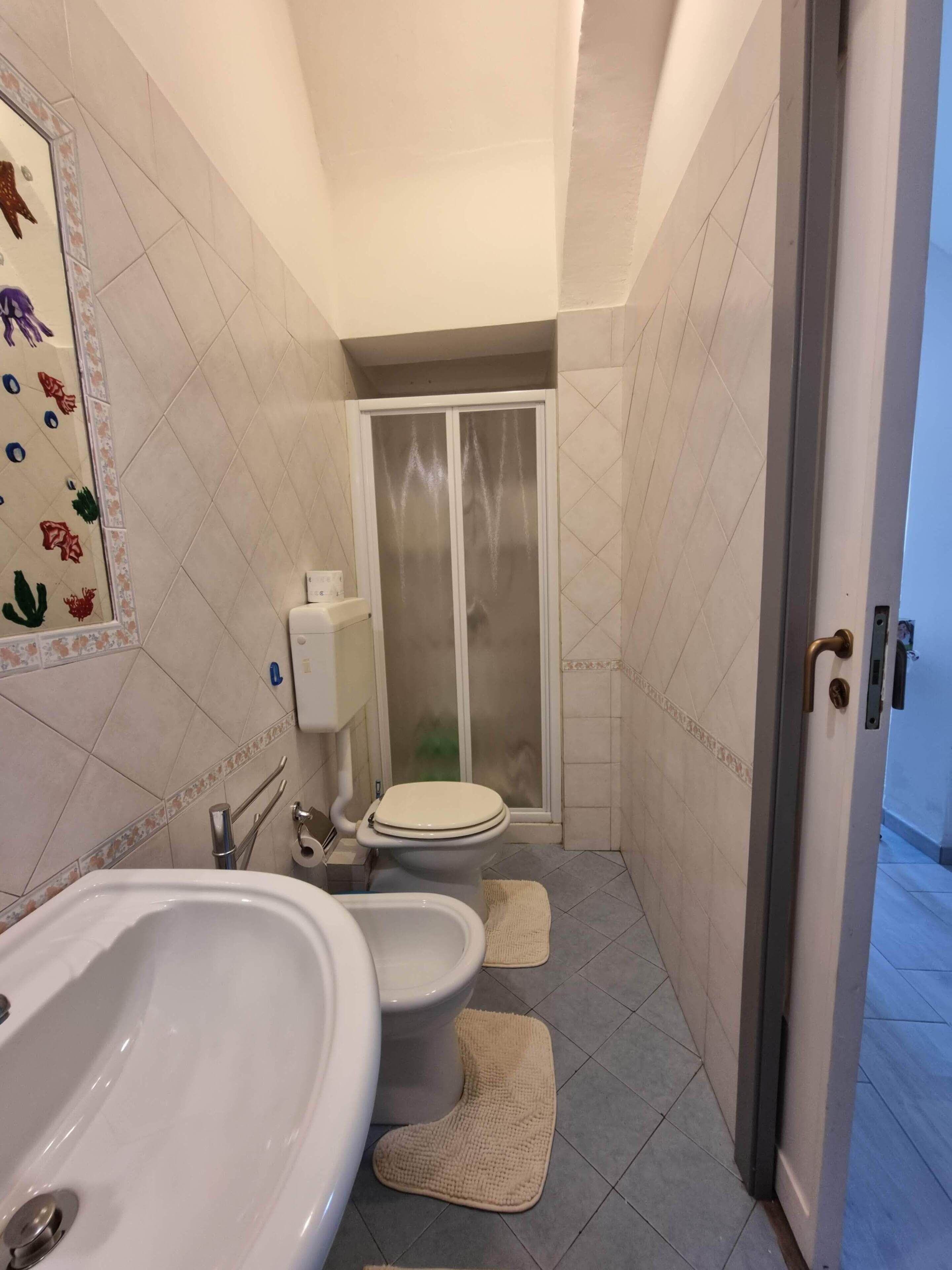 Douche, sèche-cheveux, bidet, serviettes fournies