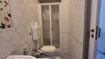 Douche, sĂšche-cheveux, bidet, serviettes fournies