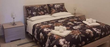 2 chambres, fer et planche à repasser, Wi-Fi, draps fournis