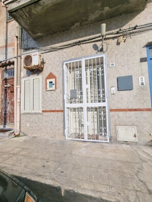 Exterior detail - Cozy vacation home with sea view (Palermo)