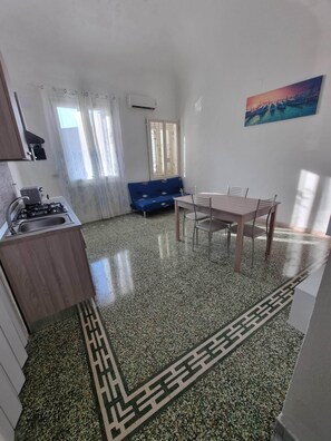 Fridge, microwave, oven, stovetop - Cozy vacation home with sea view (Palermo)