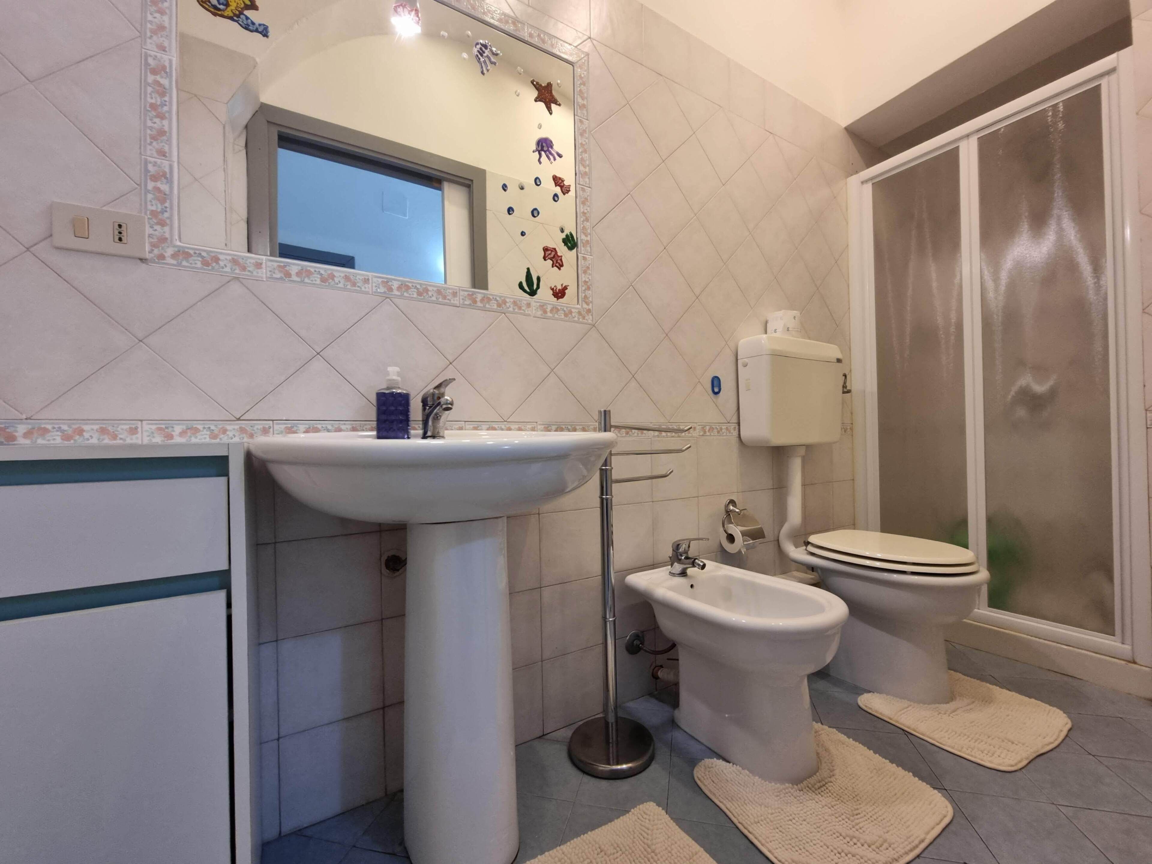 Douche, sèche-cheveux, bidet, serviettes fournies