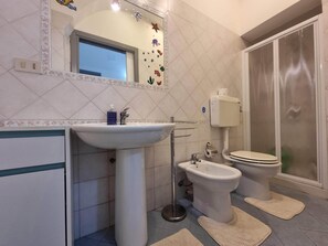 Shower, hair dryer, bidet, towels - Cozy vacation home with sea view (Palermo)